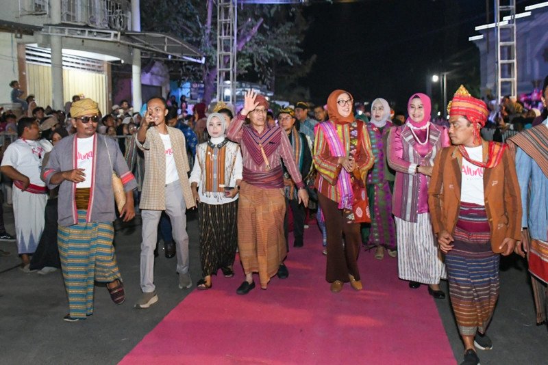 Foto Saat Wabup Ir. H. Moh. Edwin Hadiwijaya, MM Bersama Ketua GOW Ny. Sri Mahyu Wardani Edwin, Ketua Dekranasda Ny. Hj. Sinta M. Iqbal, Kadis Muhammad Ihwan, Saat Malam Puncak Alunan Budaya Desa Pringgasela Raya X (PKP Lotim)
